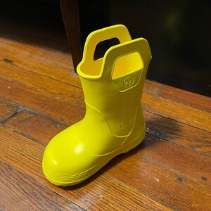 ONLY ONE Kids outdoor master rain boot 9 THIS IS THE RIGHT SIDE ONLY
